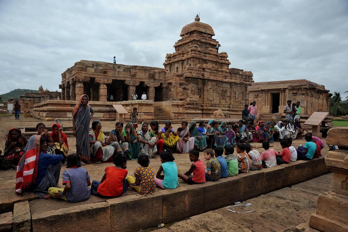 Flood victims at the Sangameshwara temple in Pattadakal. (DH Photo/Pushkar V)