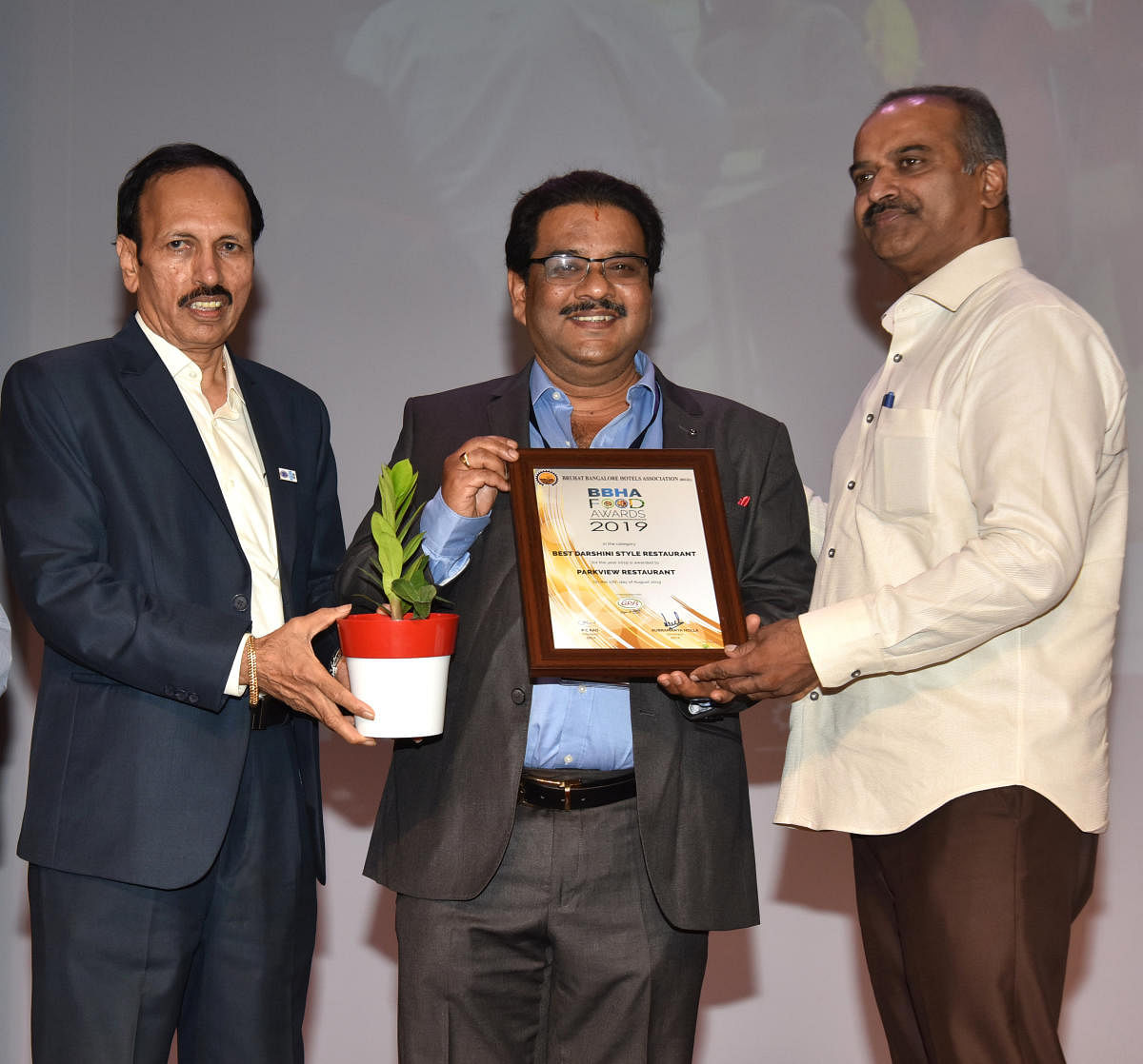 Bangalore Central parliamentarian P C Mohan presents the 'Best Darshini' award to Narasimhamurthy of Parkview Hotel at an awards ceremony hosted by the Bruhat Bangalore Hotel Association (BBHA) on Saturday. BBHA Chairman P C Road is present. DH PHOTO/MANJ