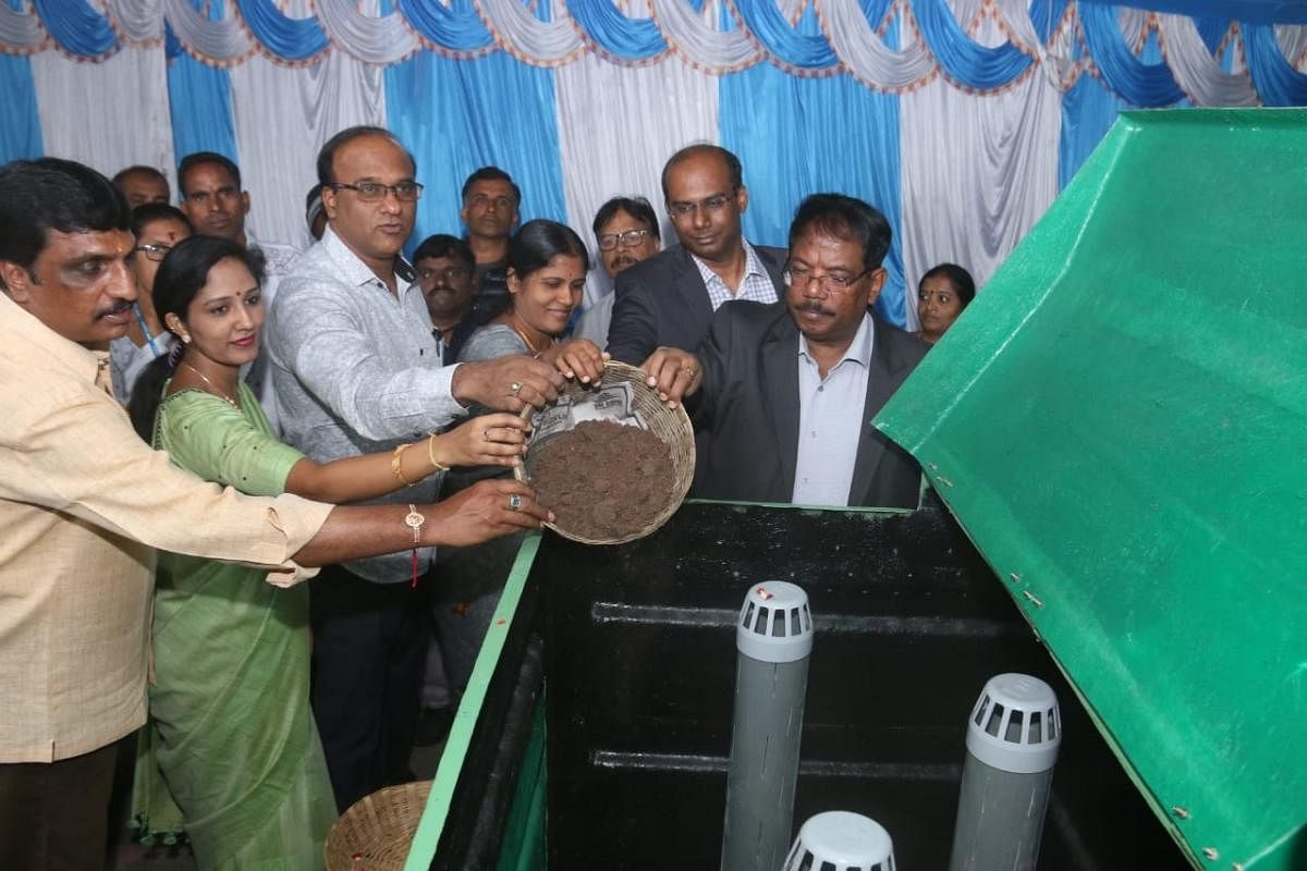  Mayor Gangambike Mallikarjun, BBMP Commissioner N Manjunath Prasad and others at a composter installed at the civic body's head office on Saturday. 