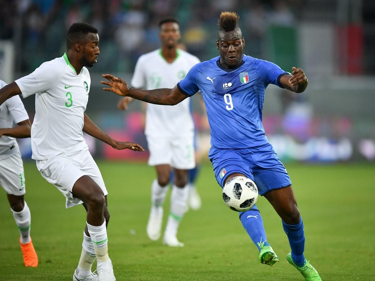 Balotelli (R), who was born in Sicily but adopted and raised just outside Brescia, has reportedly agreed on a three-year deal with the Serie B champions. (AFP file photo)
