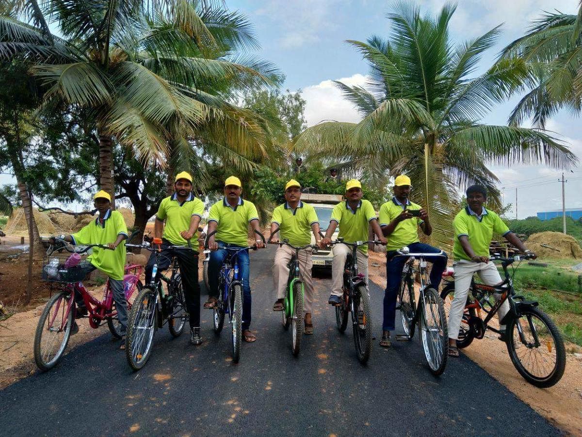 Basavaraj Fakeerappa Jelli (extreme left), one of the five students electrocuted at BCM hostel in Koppal, had participated in 40-km cycle rally during World Environment Day event on June 5. DH PHOTO