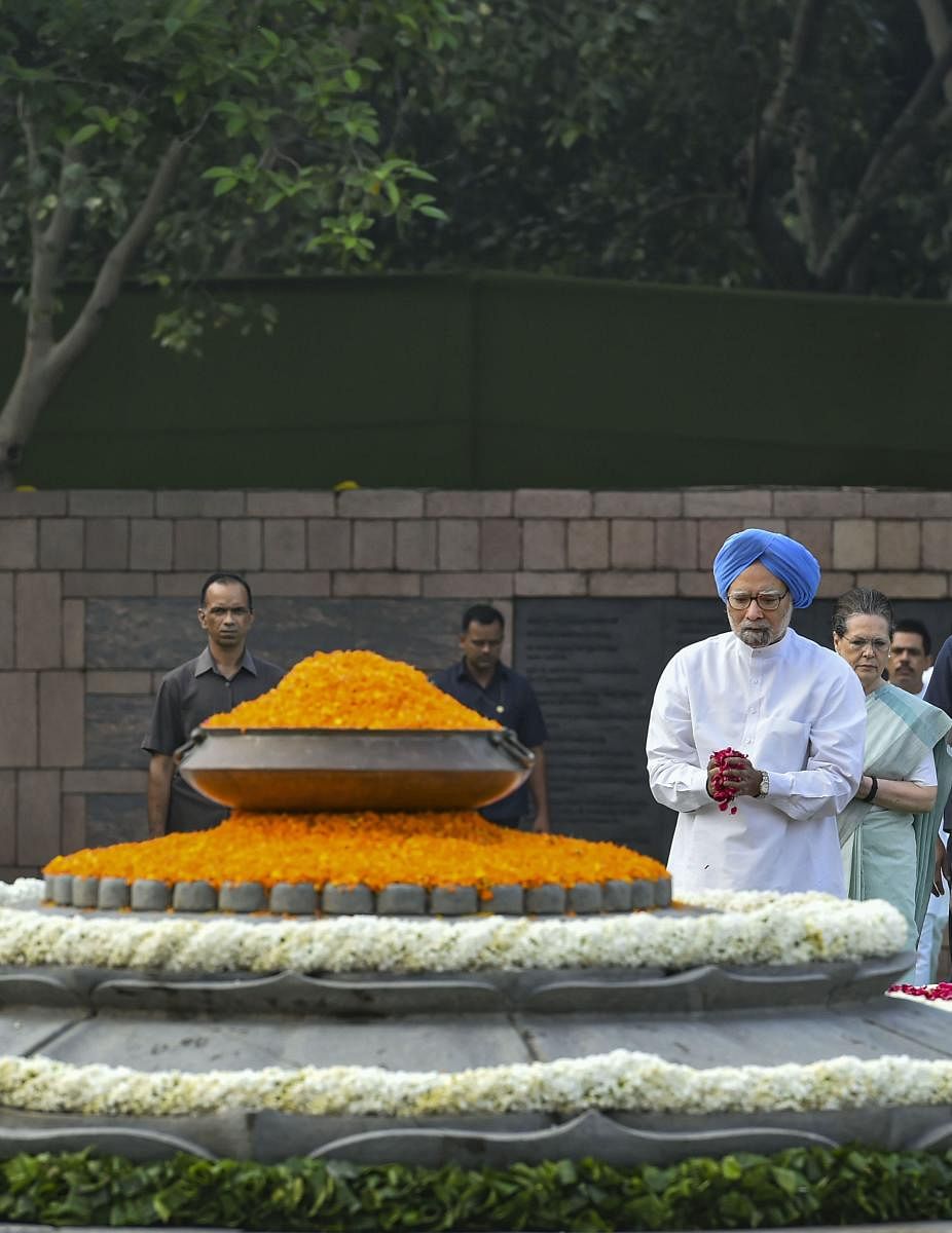 Former PM Manmohan Singh pays tribute to the former prime minister the late Rajiv Gandhi on his 75th birth anniversary, at Veer Bhumi in New Delhi, Tuesday, Aug 20, 2019. (PTI Photo)