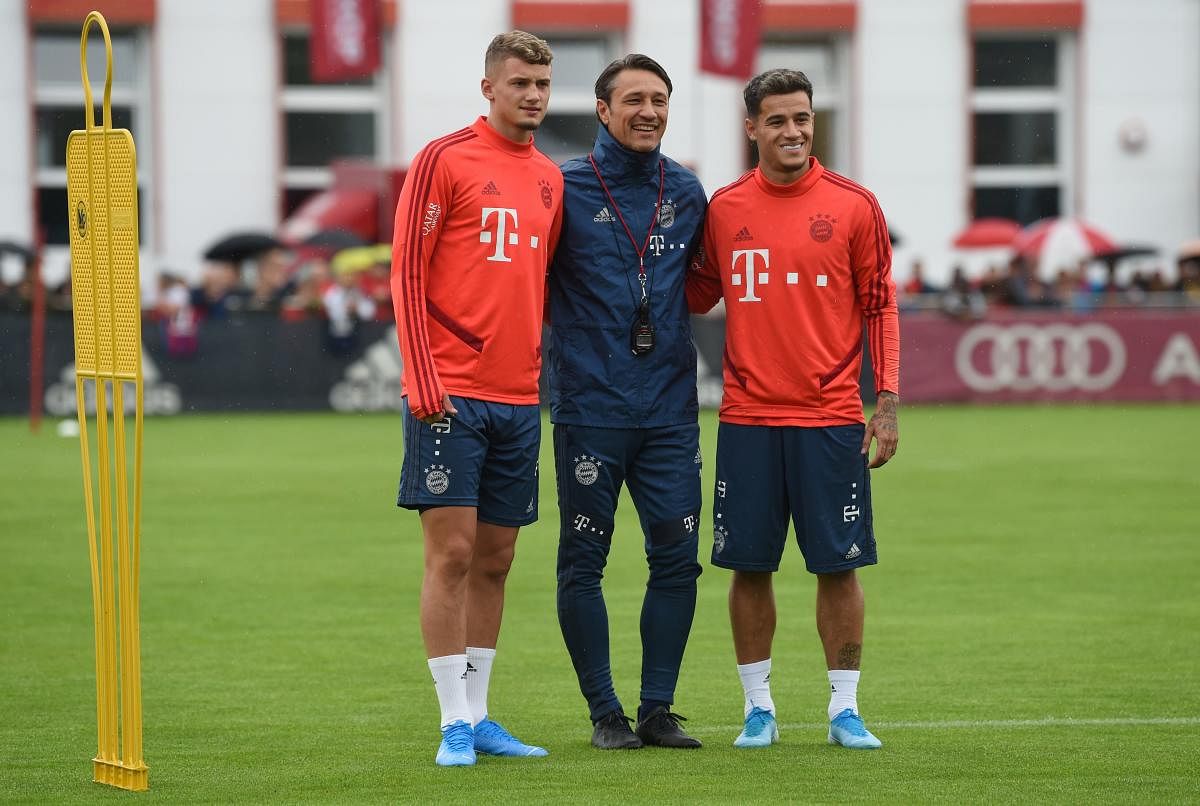 Bayern Munich's Croatian head coach Niko Kovac (C) poses with his new recruits Bayern Munich's French midfielder Mickael Cuisance (L) and Bayern Munich's Brazilian midfielder Philippe Coutinho. (AFP Photo)