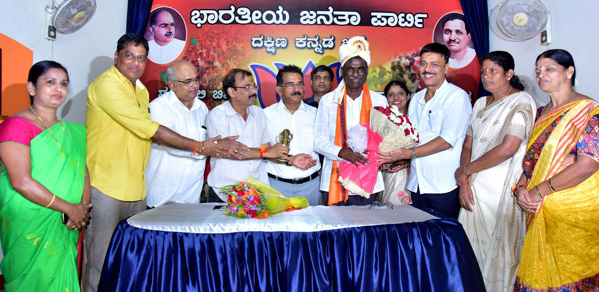 Minister Kota Srinivas Poojary being greeted by party leaders at BJP district office in Mangaluru on Thursday. Bantwal MLA Rajesh Naik, MLC Monappa Bhandary, former MLA Yogish Bhat, BJP district Vice President Ravishankar Mijar, ZP President Meenakshi Sha