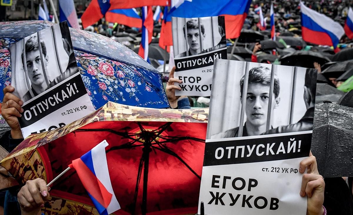 Protesters hold posters reading "Free (jailed student) Yegor Zhukov!" during a rally in central Moscow on August 10, 2019 after mass police detentions. (AFP Photo)