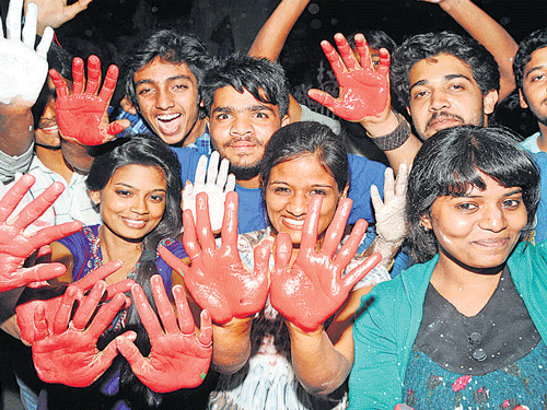 Students from Chitrakala Parishath  celebrate ahead of 12th edition of Chitra Santhe. dH pHOTO