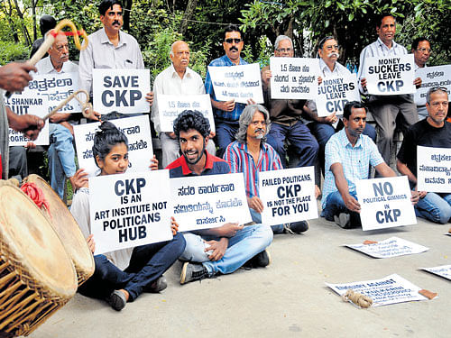 Members and students of Karnataka Chitrakala Parishath stage a protest on the institute's premises on Monday, demanding the resignation of president, vice president and some members of the executive committee. DH PHOTO