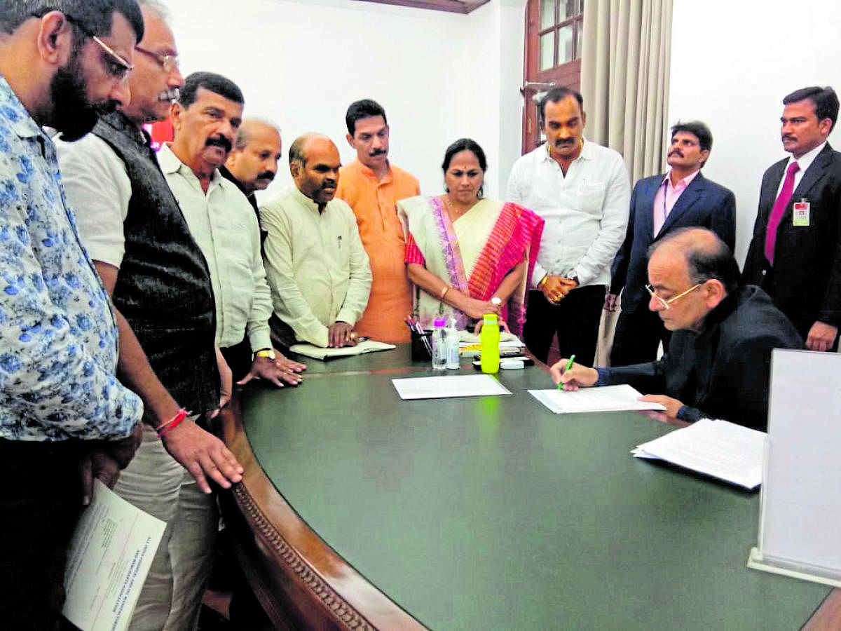 A delegation of fishermen met Union Finance Minister Arun Jaitley in New Delhi on Tuesday.