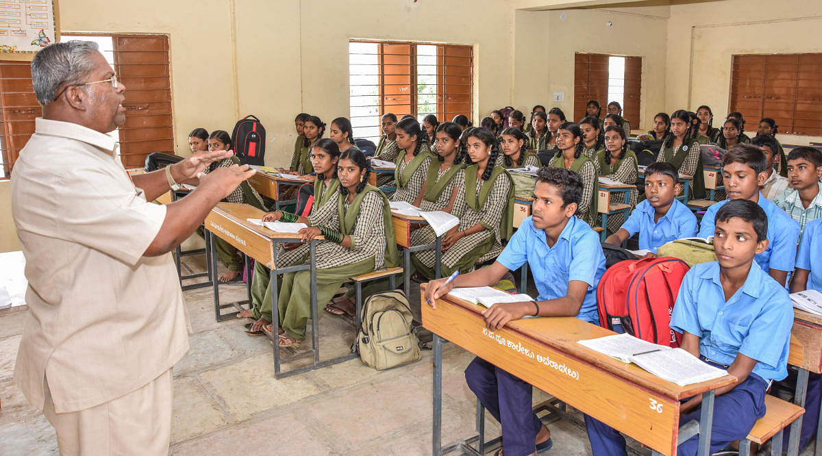 More than 45,000 teachers serving under Sarva Shiksha Abhiyan (SSA) and Rashtriya Madhyamik Shiksha Abhiyan (RMSA) at state government schools who get salaries once in three months will now on get salaries along with state teachers. (DH File Photo)