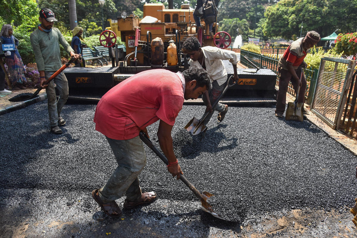 The asphalt mix requires 7% of plastic and the BBMP has an adequate supply as it has collected about 300 tonnes of plastic items that are dumped in the collection centres every day.