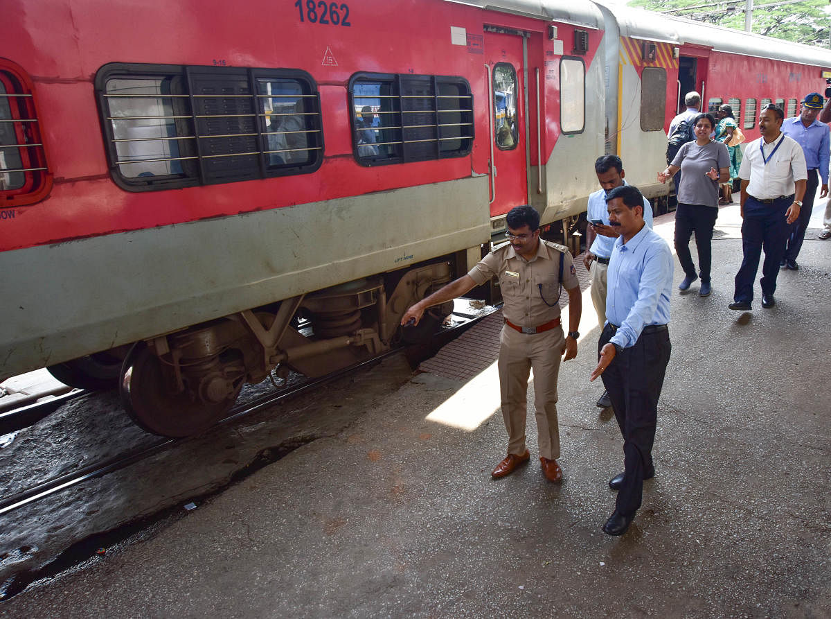 Rlys earn Rs 1,377 cr in fines from ticketless travellers in 3 years. (DH Photo)