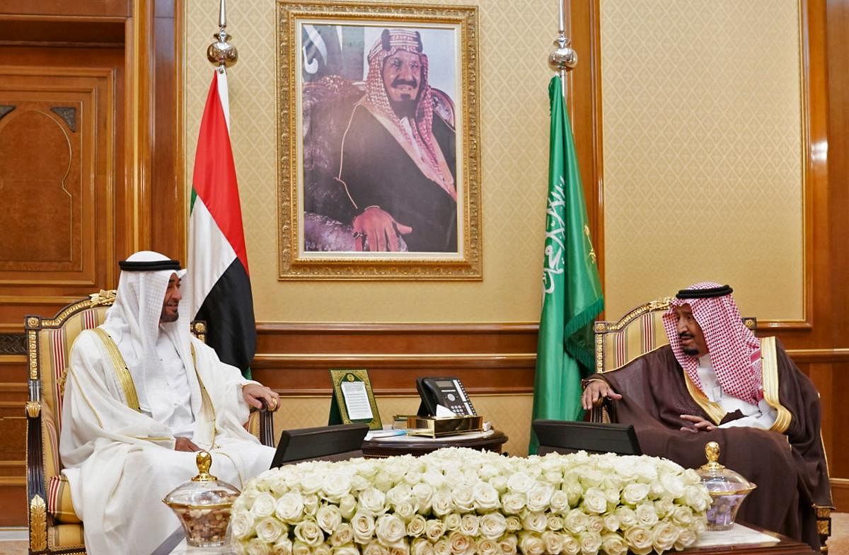 Mohamed bin Zayed al-Nahyan (L), Crown Prince of Abu Dhabi and Deputy Supreme Commander of the UAE Armed Forces meeting with Saudi King Salman bin Abdulaziz. (AFP Photo)