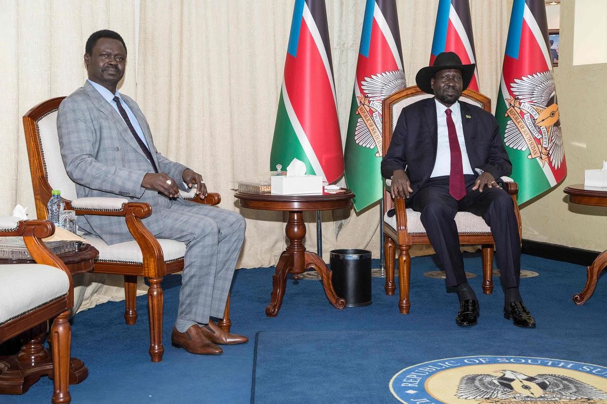 Leader of the Sudan Liberation Moment/Army (SLM/A) in Darfur Minni Arko Minnawi (L) sits with South Sudan's President Salva Kiir (R) during their meeting at the state House in Juba. (AFP Photo)
