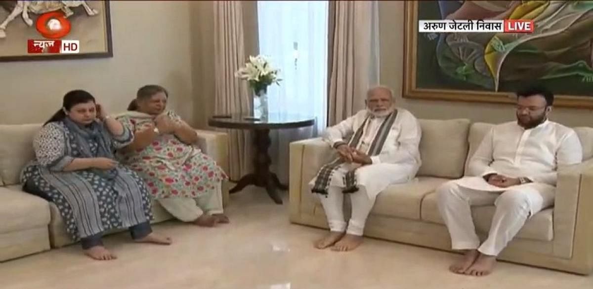 Prime Minister Narendra Modi at Jaitley's residence. Modi returned to India early Tuesday morning. /DD News
