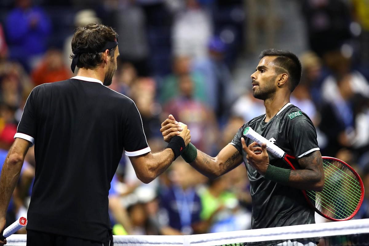  Roger Federer of Switzerland shakes hands with Sumit Nagal of India after their Men's Singles first round match on day one of the 2019 US Open. (Getty images/AFP)