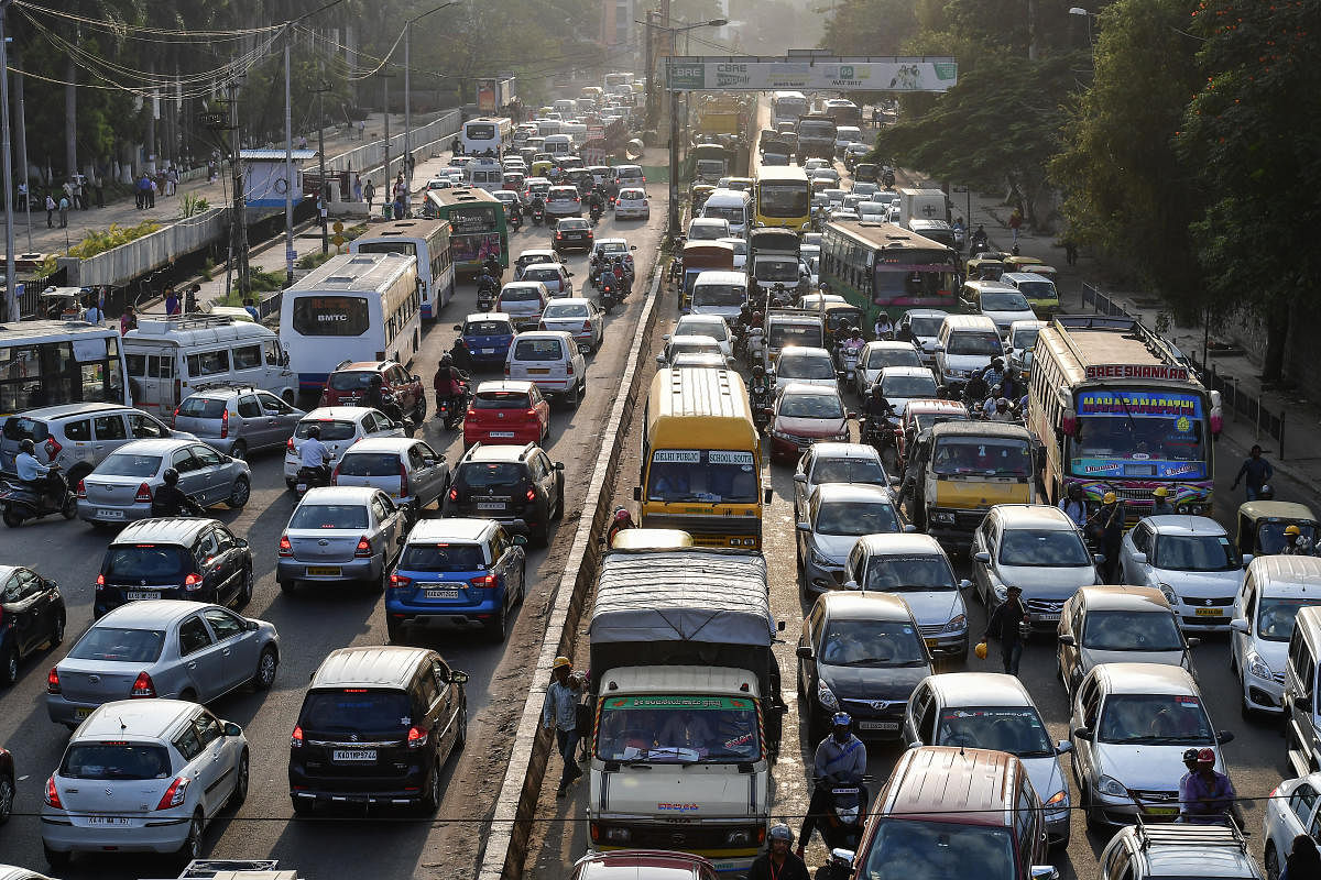 A countrywide survey has just confirmed this, disclosing that Bengalureans travel to office at a snail-paced average speed of 18.7 kmph. (DH File Photo)