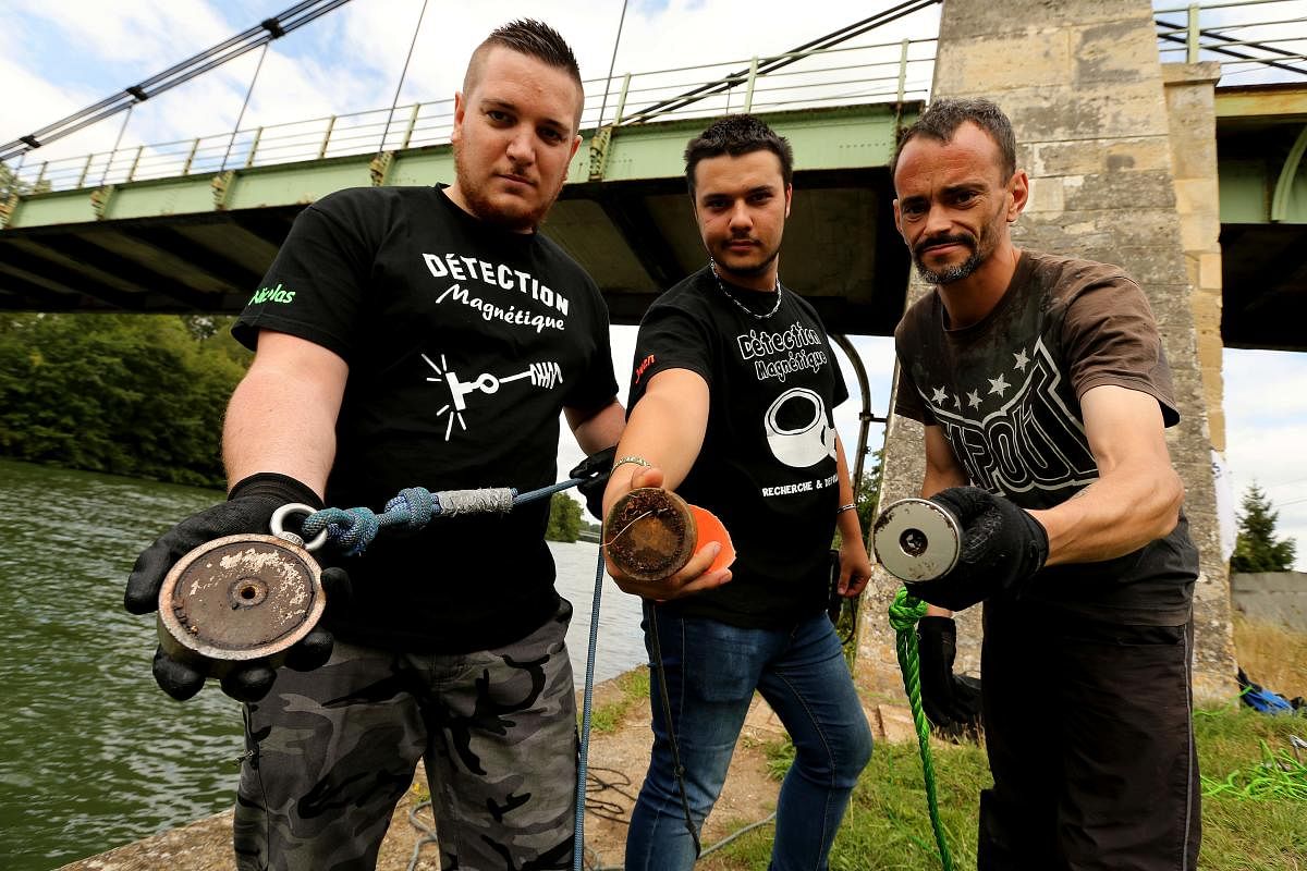 Fishermen show the "super-powerful" neodyme magnets they use to remove scrap metal from the Oise river in Lacroix-Saint-Ouen, northern France. (AFP Photo)