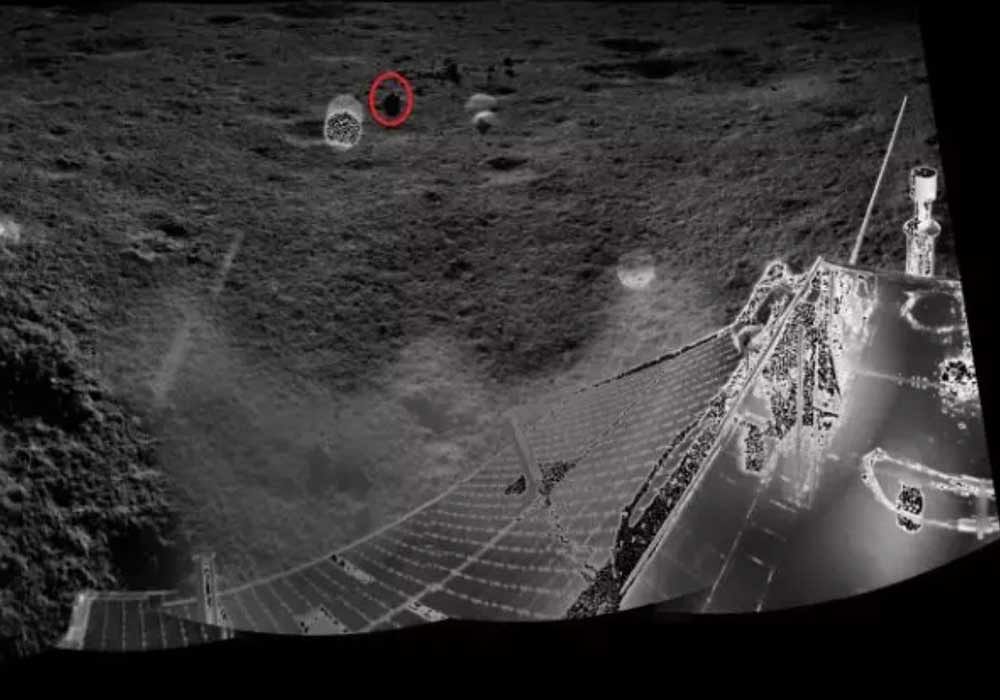 An image taken by the main camera aboard Yutu-2, with the red circle illustrating the field of view of VNIS. (CNSA)