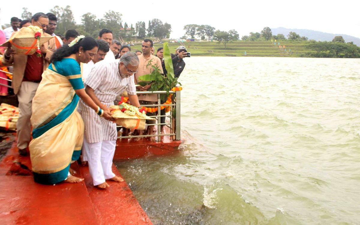 Minister S Suresh Kumar offers baagina to Harangi reservoir near Kushalnagar on Saturday.