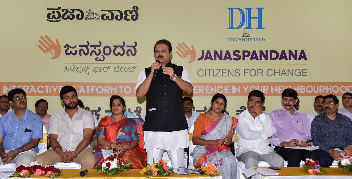 Chickpet MLA Uday Garudachar speaks at Janaspandana - Citizens For Change, a civic grievance redress meeting organised by Deccan Herald and Prajavani on Saturday. Mayor Gangambike Mallikarjun and BBMP corporators R V Devaraj, Vani V Rao and D N Ramesh are