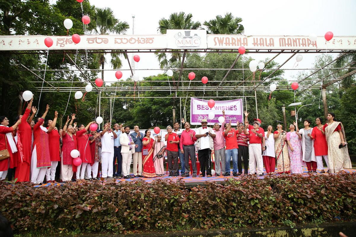 District Principal and Sessions Judge Kadloor Sathyanarayanacharya, PAGE office bearers and members of like-minded organisations release balloons to mark the World Alzheimer’s Month at Kadri Park, Mangaluru, on Saturday.
