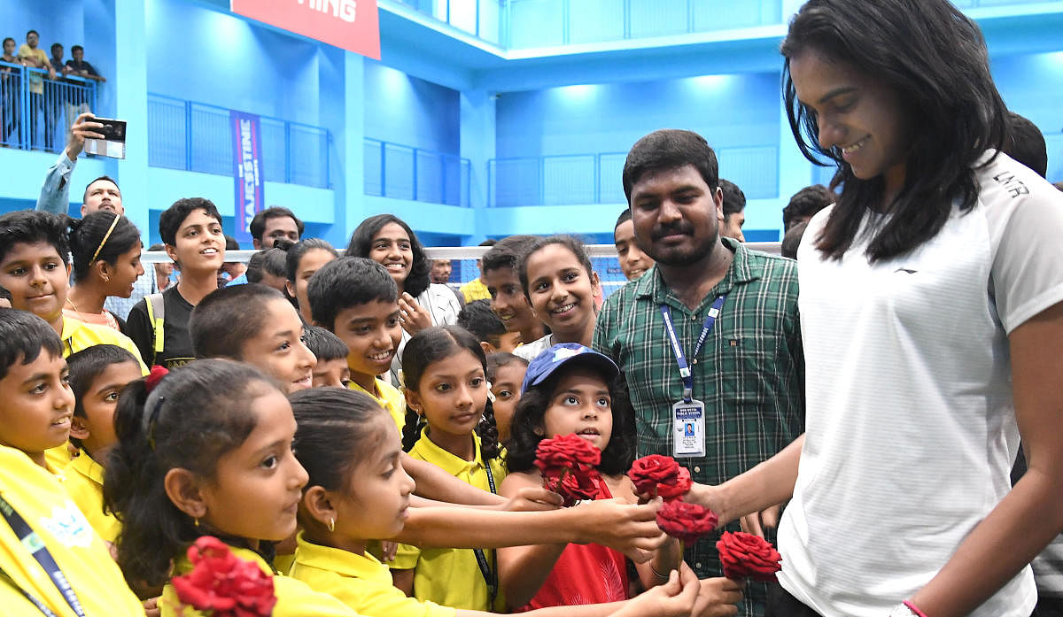 Badminton World Championship winner P V Sindhu meets and greets her fans at the Majesstine Sports in Bengaluru on Sunday. DH Photo/ Srikanta Sharma R