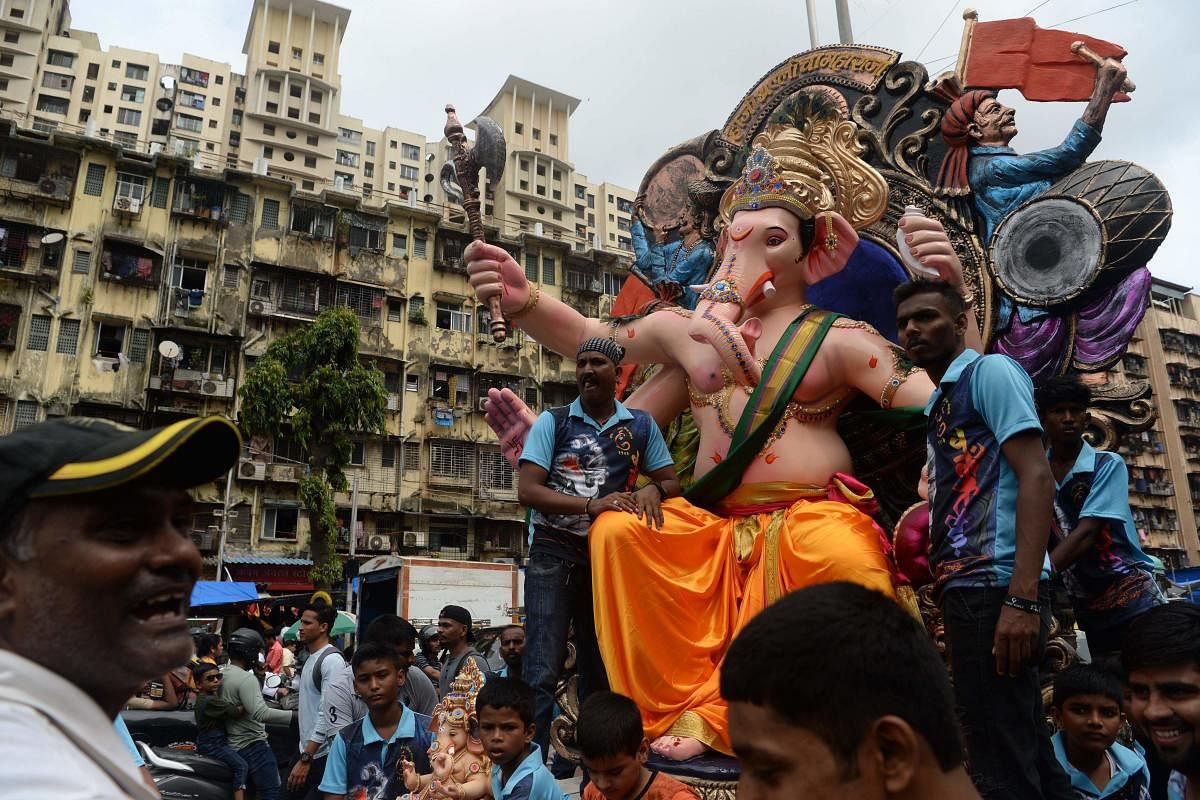 Devotees transport an idol of the elephant-headed Hindu deity Ganesha for Ganesh Chaturthi in Mumbai. (AFP Photo)