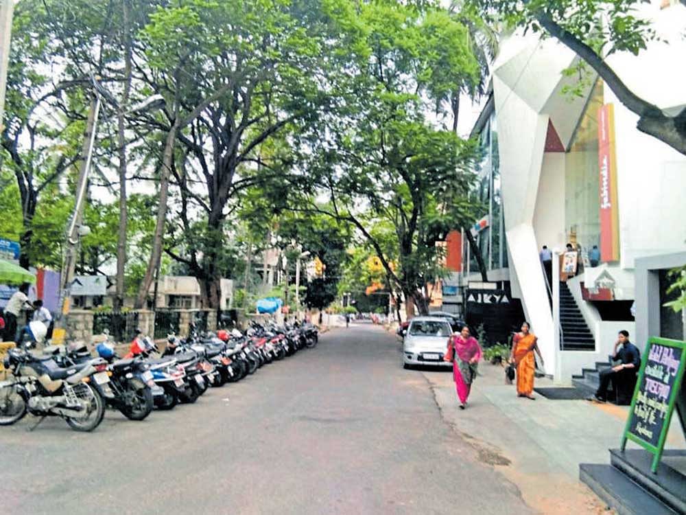Since the area also has colleges, government offices, bus stands (BMTC, KSRTC and private), auto stands and railway reservation counters, it is more suited to the smart shopping hub model. (DH File Photo)
