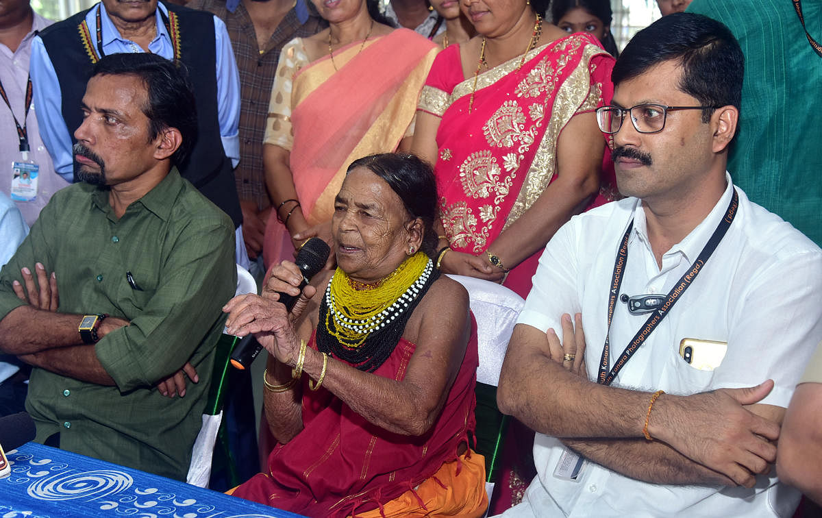 Padmashree awardee Sukri Bomma Gowda speaks to reporters in Mangaluru.