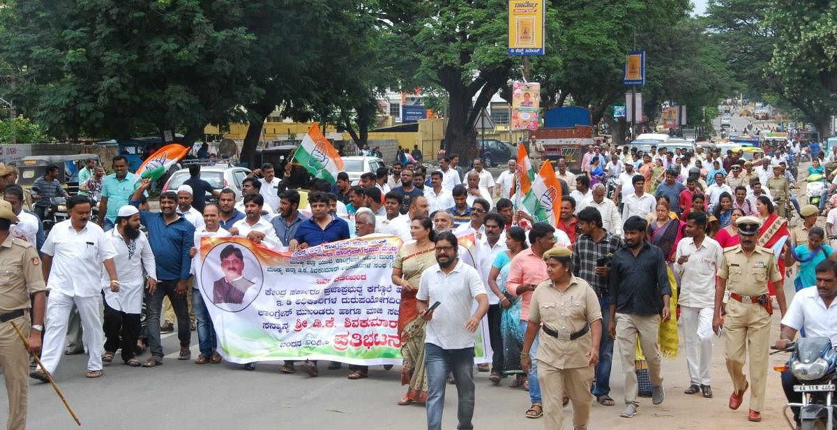 Congress and JD(S) activists take out a protest march in Mandya on Wednesday, condemning the arrest of former minister D K Shivakumar. DH Photo