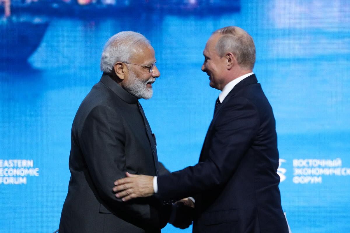 Indian Prime Minister Narendra Modi (L) shakes hands with Russian President Vladimir Putin at a plenary session of Eastern Economic Forum at the far-eastern Russian port of Vladivostok on September 5, 2019. Photo/AFP