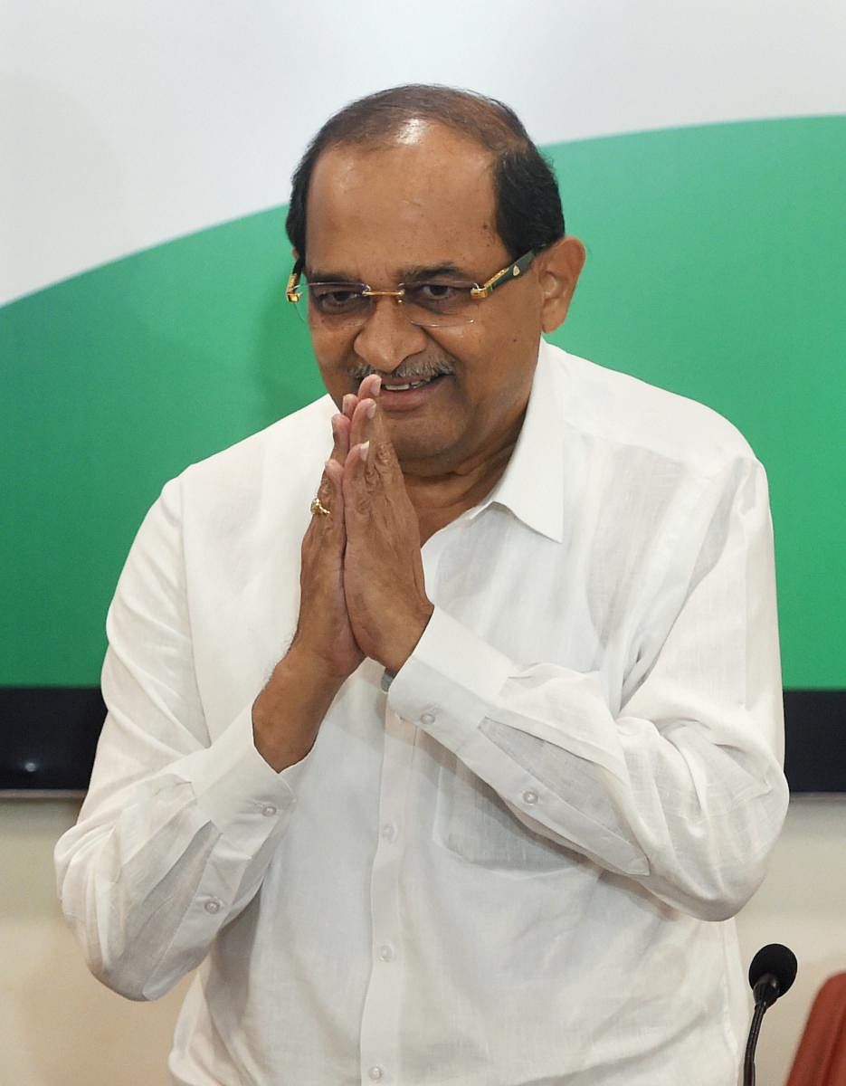 Maharashtra Leader of Opposition Radhakrishna Vikhe Patil gestures after addressing a press conference, in Mumbai, Thursday, March 14, 2019. (Photo: PTI Photo)