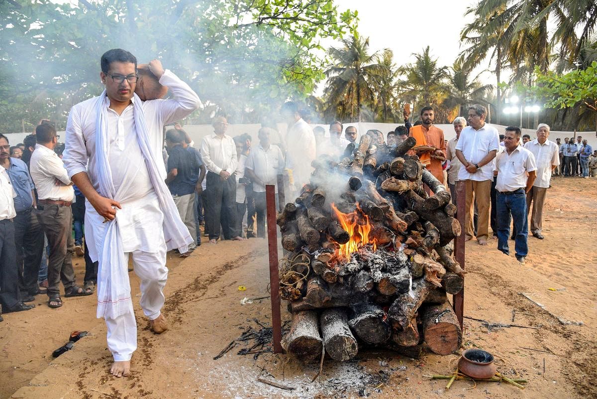 Manohar Parrikar's son Utpal perform the last rites of Goa Chief Minister who passed away after a prolonged battle with pancreatic ailment on Sunday. (PTI Photo)