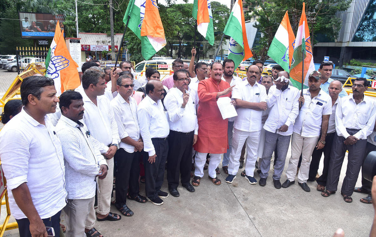 MLC Ivan D'Souza addresses protesters in front of the DC's office in Mangaluru on Friday. DH Photo