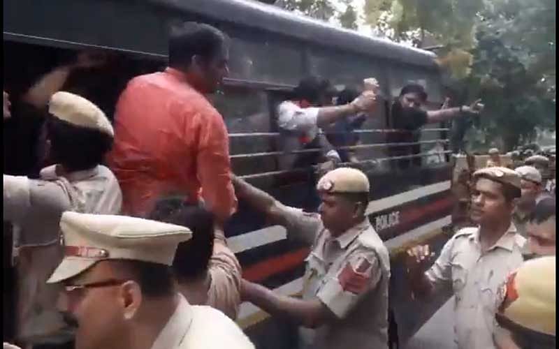 Delhi Police arrests BJP Yuva Morcha workers. (Video grab)