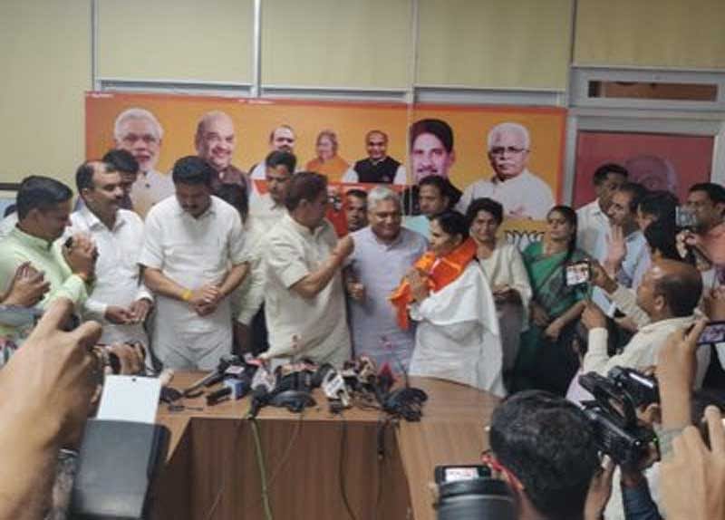 Haryana Mahila Congress chief Sumitra Chouhan joins BJP. (Photo courtesy: Twitter)