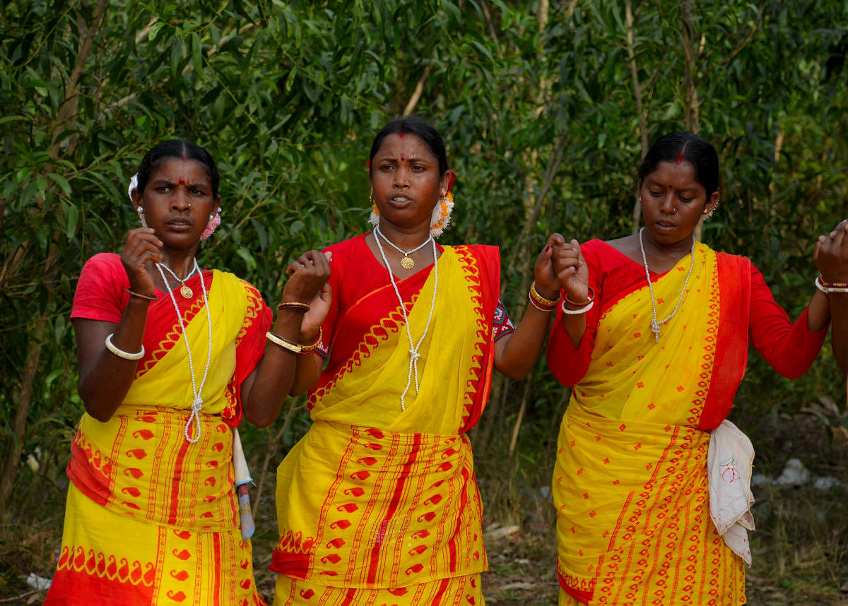 Adivasi women dancing in Khoai Haat