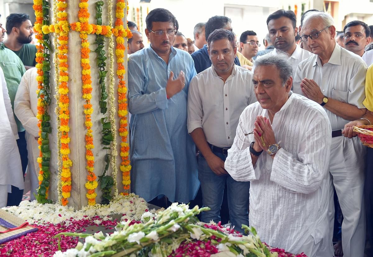 Senior advocate Mahesh Jethmalani pays his last respects to his father, veteran lawyer and former Union minister Ram Jethmalani during his cremation at Lodhi Road Crematorium in New Delhi, Sunday, Sept 8, 2019. (PTI Photo)