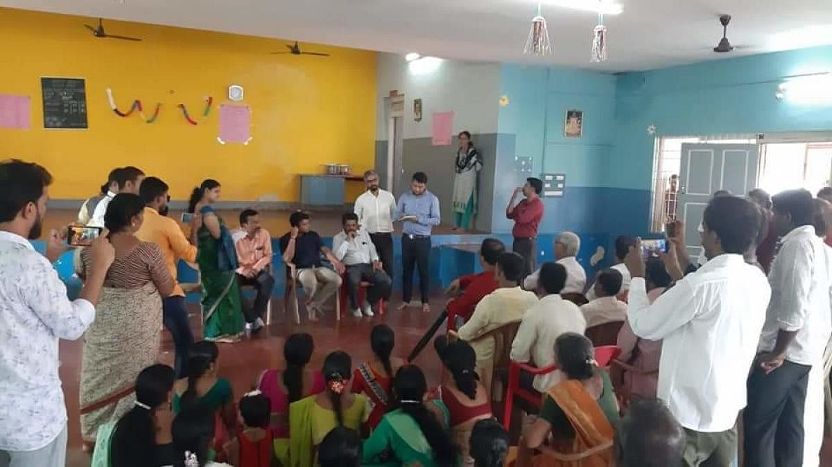 Parents and caretakers of endosulfan victims seen accusing the Seon Ashram's staff of ill-treating endosulfan victims to Beltangady MLA Harish Poonja at the day care centre for endosulfan victims in Kokkada in Beltangady taluk. (DH File Photo)