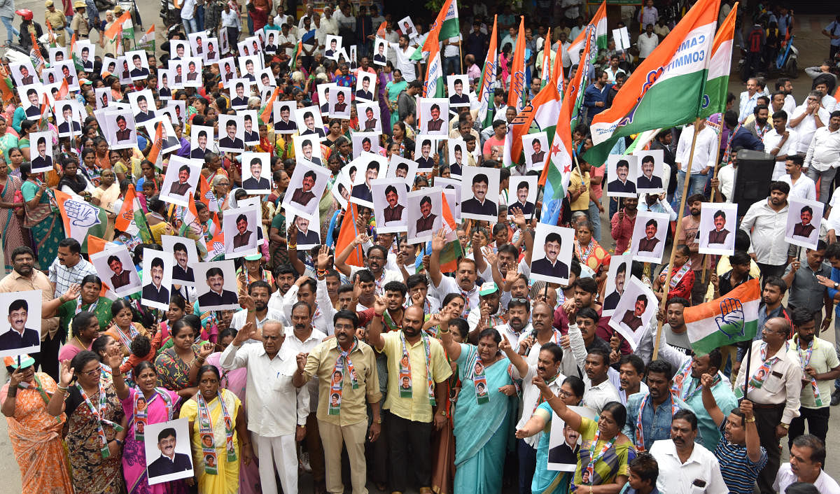 A file photo of Congress leaders from Rajajinagar in Benglauru staging protest against arrest of former minister D K Shivakumar, in Bengaluru. DH Photo