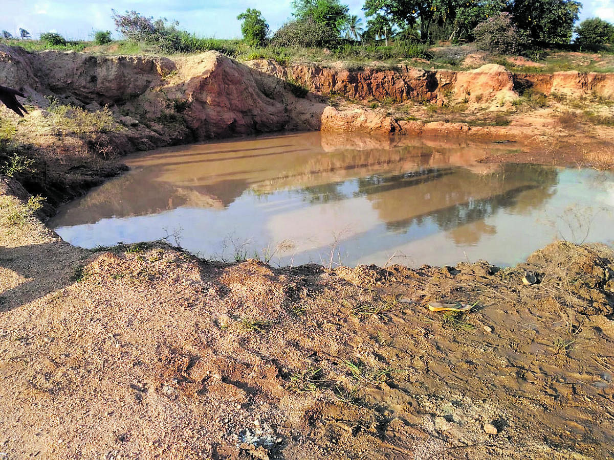 The pond in which the six children met watery grave at Maradaghatta village in Kolar district. DH Photo