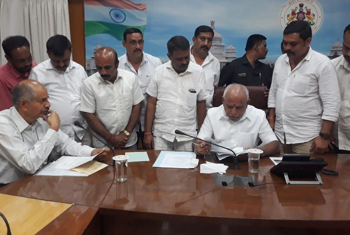 Elected representatives and members of Madikeri Dasara Committee submit a memorandum to Chief Minister B S Yediyurappa, seeking grant for Madikeri Dasara.