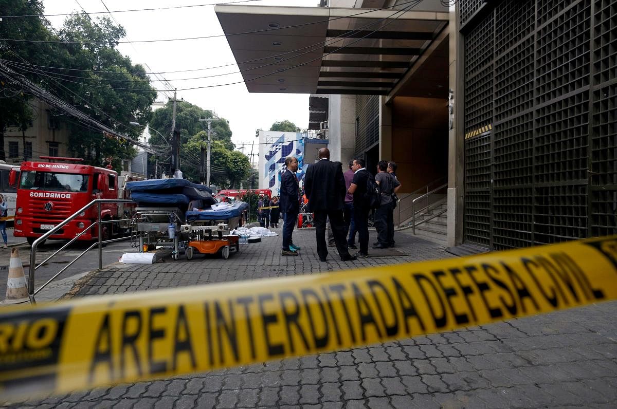 Civil Police inspectors in front of the Badim Hospital at the Tijuca neighborhood, Rio de Janeiro, Brazil, during the aftermath of a fire. (AFP Photo)