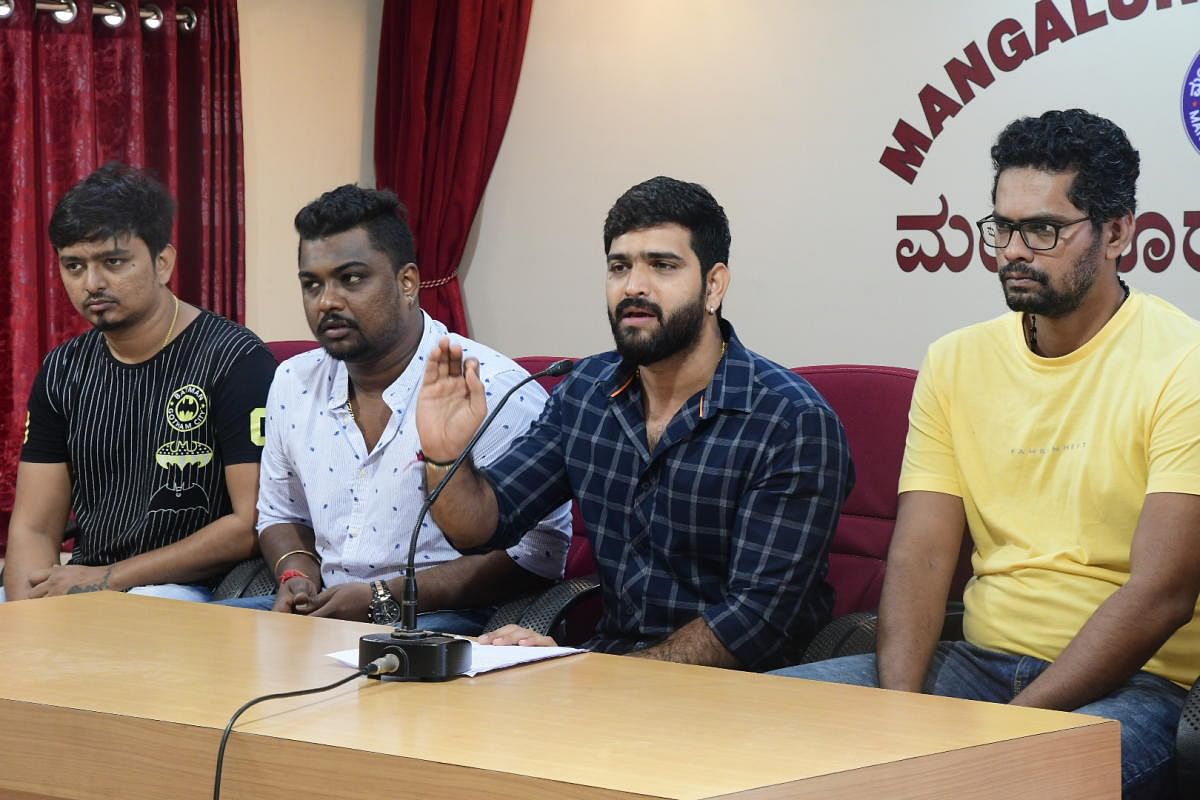 Girgit film Director and lead actor Roopesh Shetty tenders an apology to advocates at Patrika Bhavan in Mangaluru on Friday.