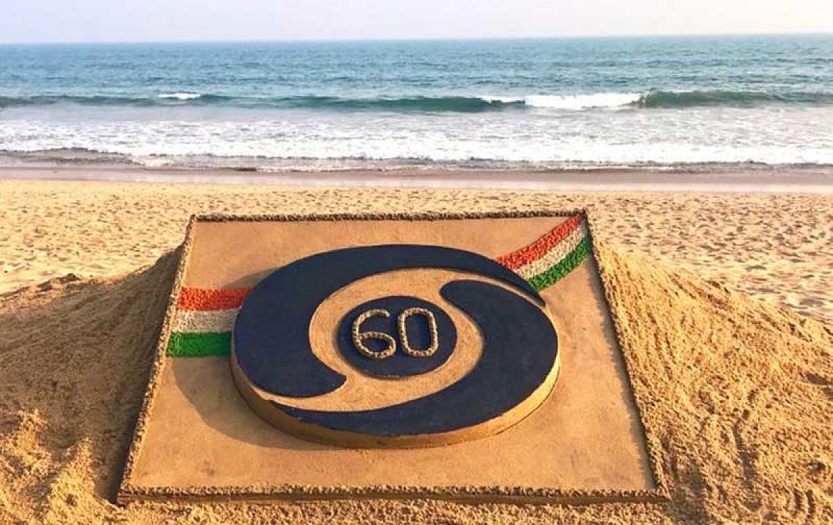 Sand Artist Sudarsan Pattnaik created a sand sculpture to congratulate Doordarshan for serving the Nation for the last 60 years. (Image tweeted by @sudarsansand)