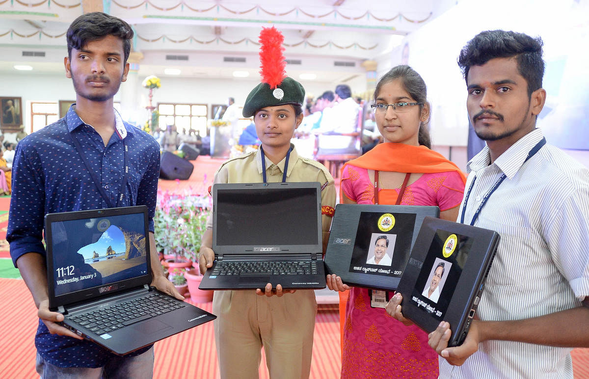 The students who received free laptops in 2016-17. (DH File Photo)