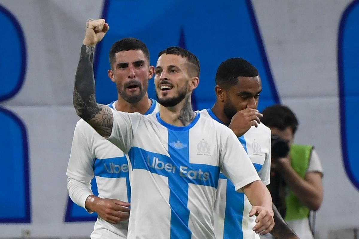 Marseille's Argentinian forward Dario Benedetto (C) celebrates after scoring a goal (AFP Photo)