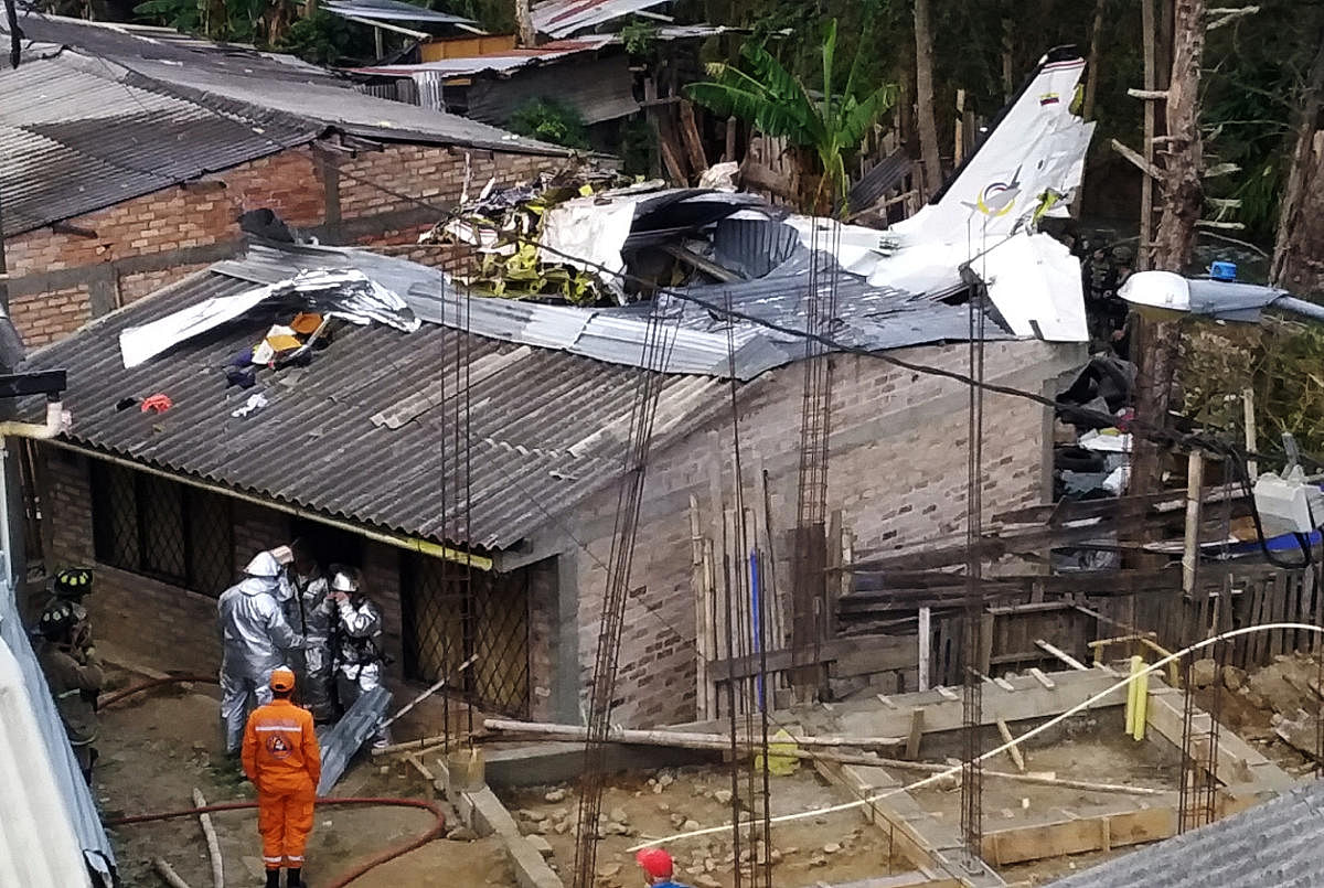 Rescue crews work in the wreckage from a plane that crashed into a house in Popayan, Colombia (Reuters Photo)