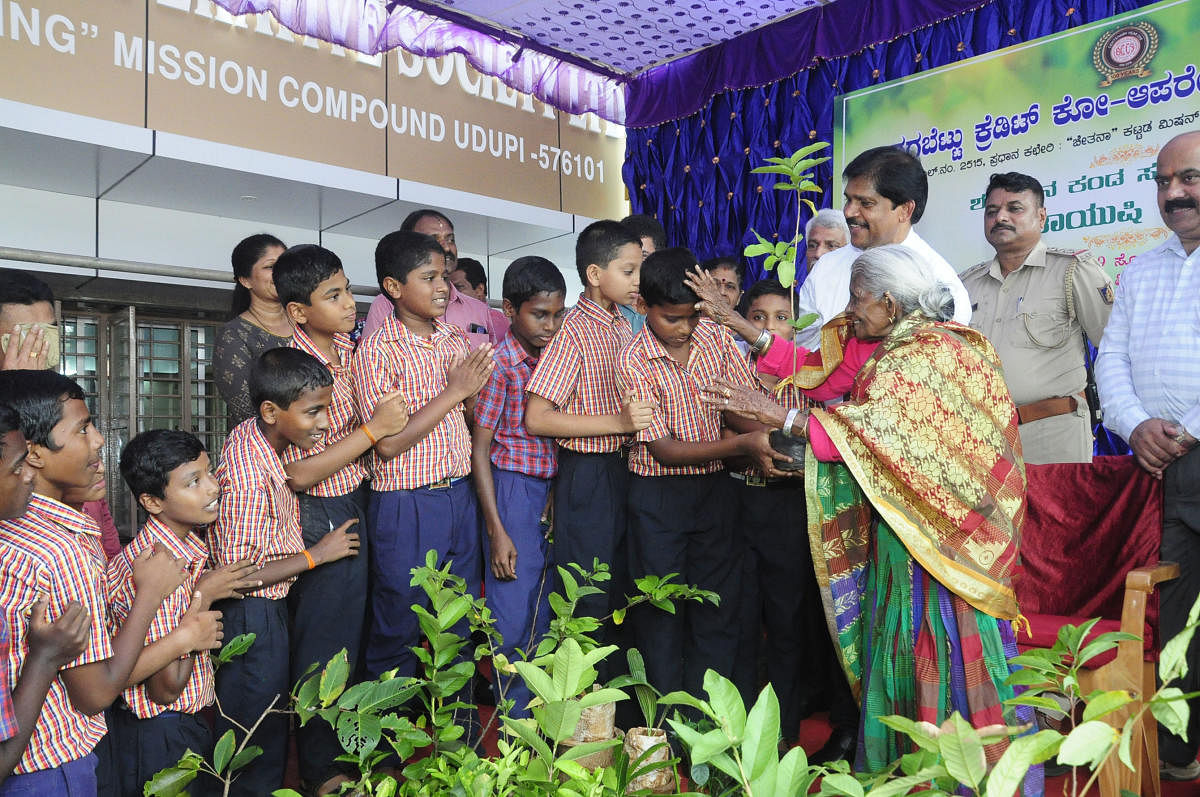 Environmentalist Saalumarada Thimmakka blesses children before handing over saplings to them at Christian School at Badagubettu in Udupi.