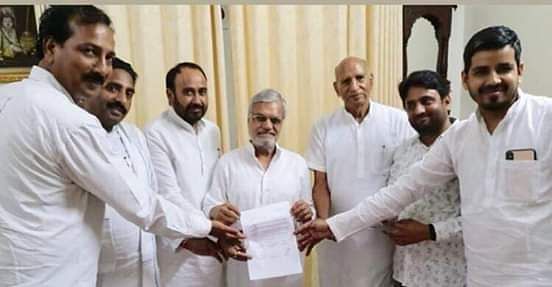Six BSP MLAs giving resignation letter to Rajasthan Speaker CP Joshi. (DH Photo)